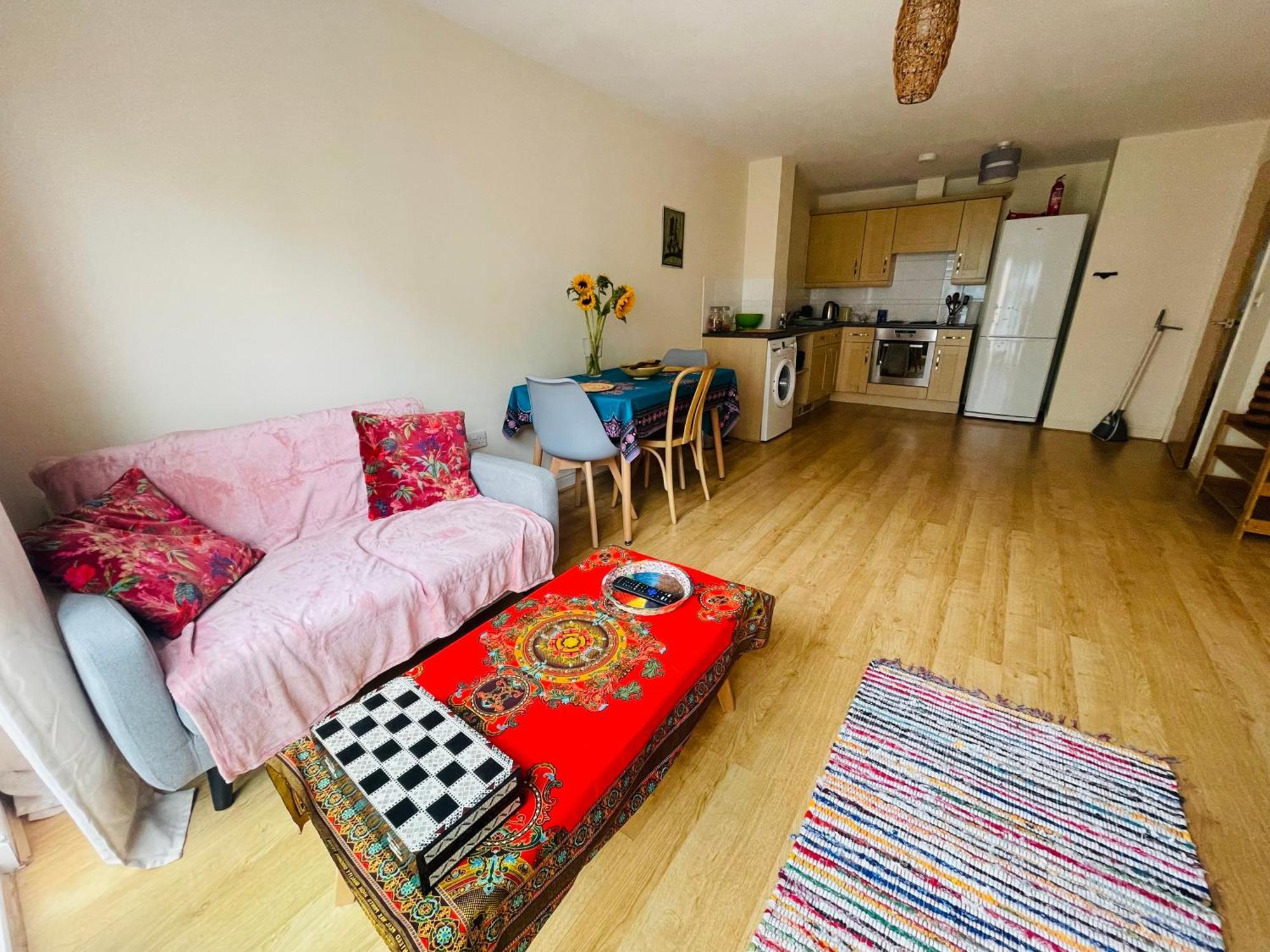 Bright Fun Relaxing Apartment In The Heart Of Epsom Eksteriør billede